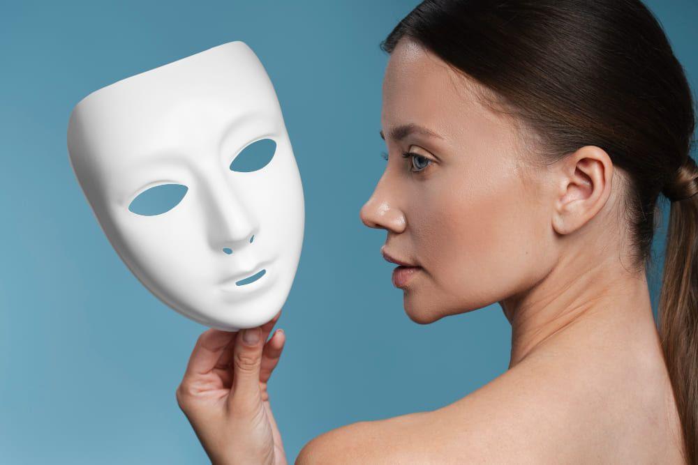 Важно уметь различать, когда обман — это способ выживания, а когда — опасный симптом, требующий внимания специалиста.