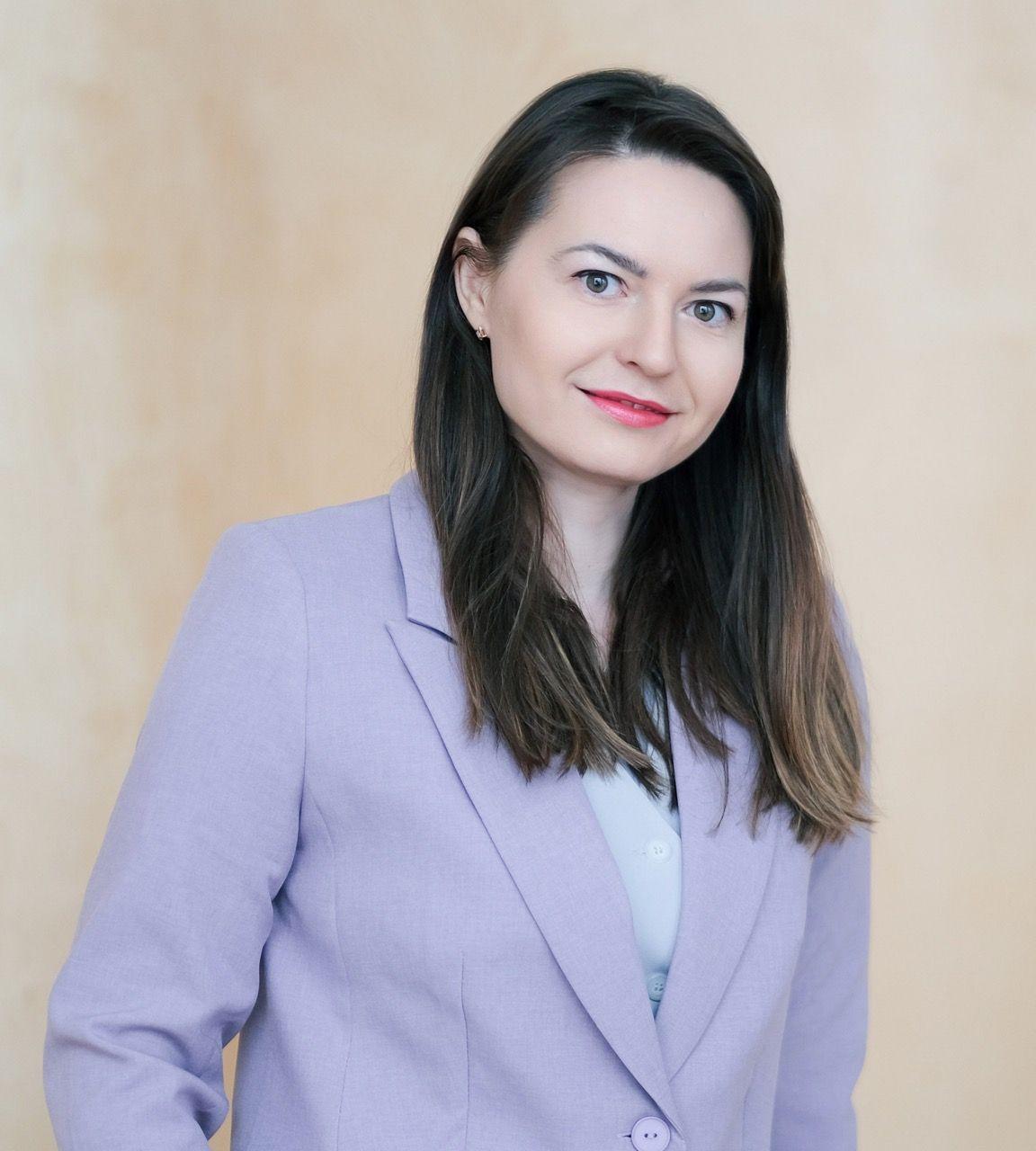 Практикующий психолог, арт - терапевт, коуч, тренер, автор трансформационных игр, член международной ассоциации арт - терапевтов и ассоциации коучей ICI.