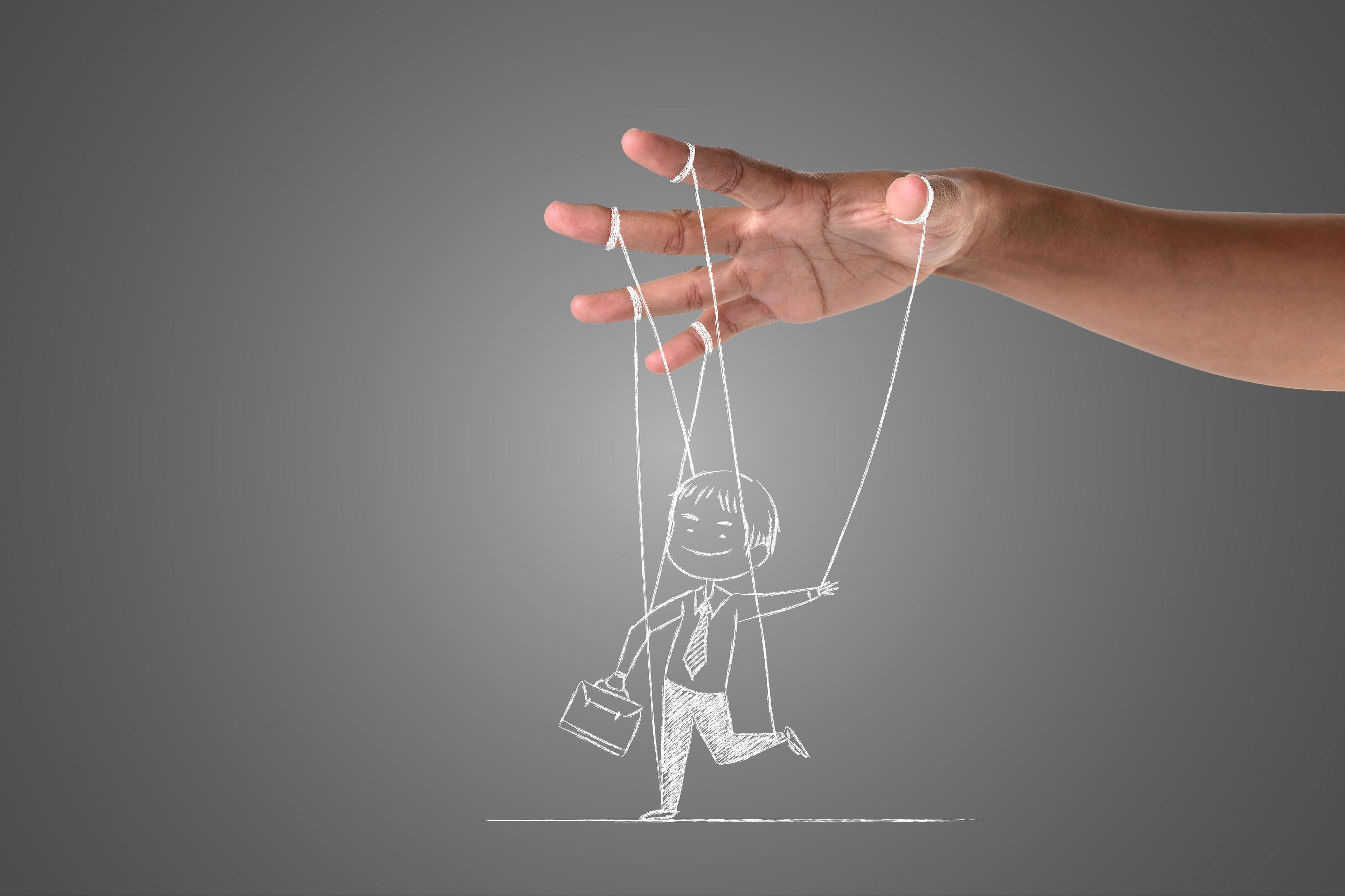 Манипулятор использует различные психологические тактики, чтобы изменить поведение, мысли или эмоции своей жертвы, подчинить волю своим правилам.