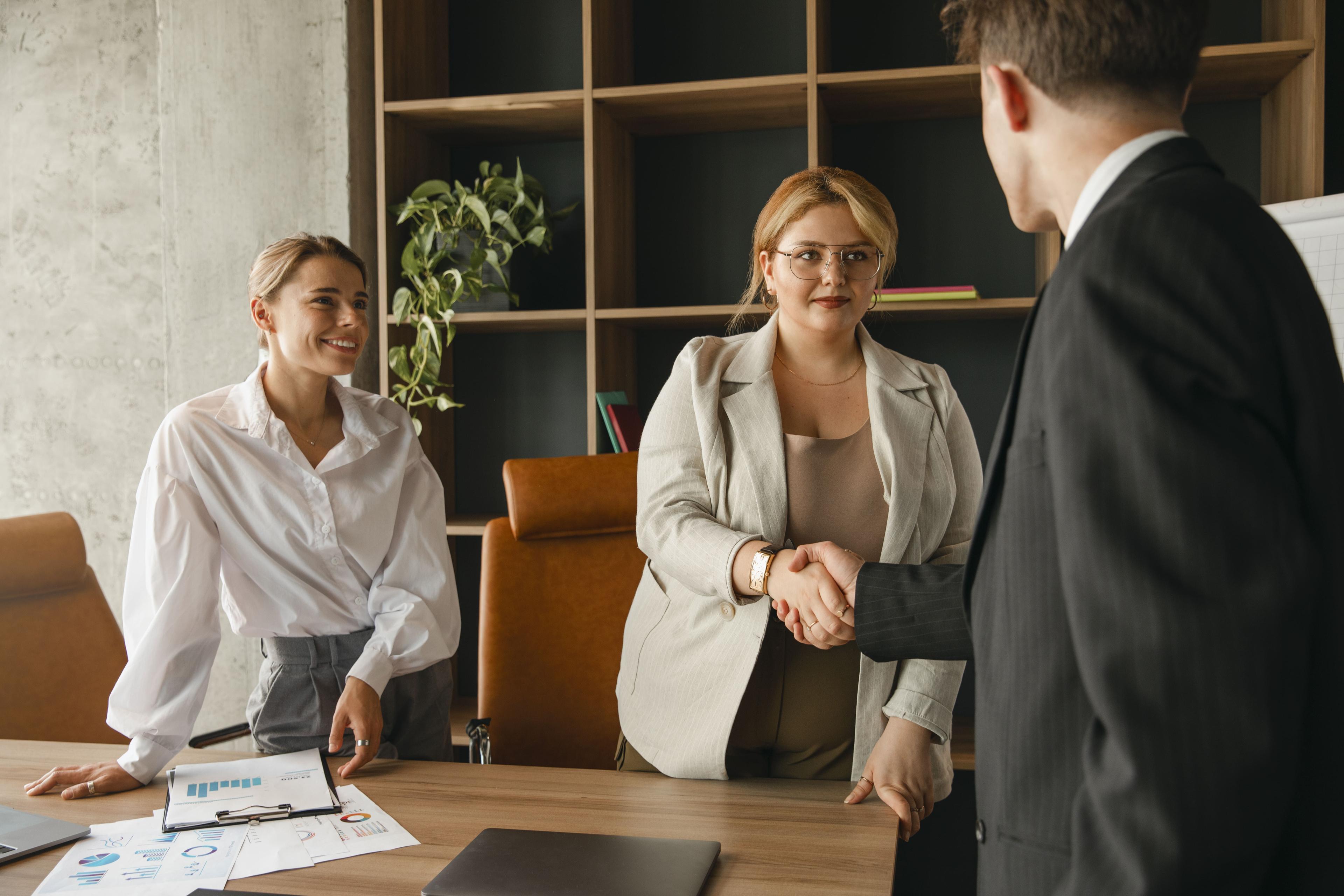 Правила делового этикета регламентируют взаимоотношения с коллегами и партнерами.