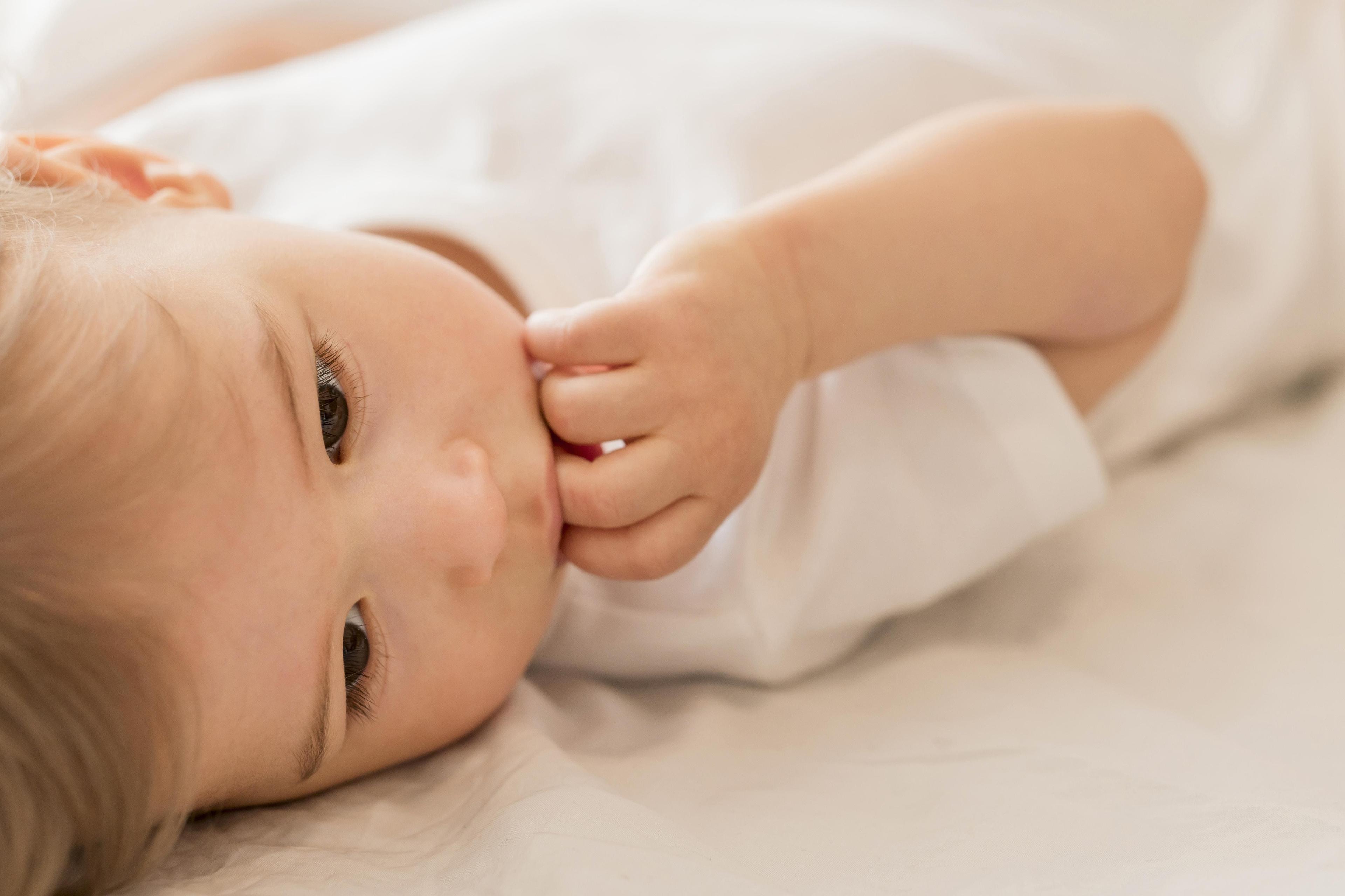 К примеру, малыш неосознанно сосет палец, чтобы успокоиться