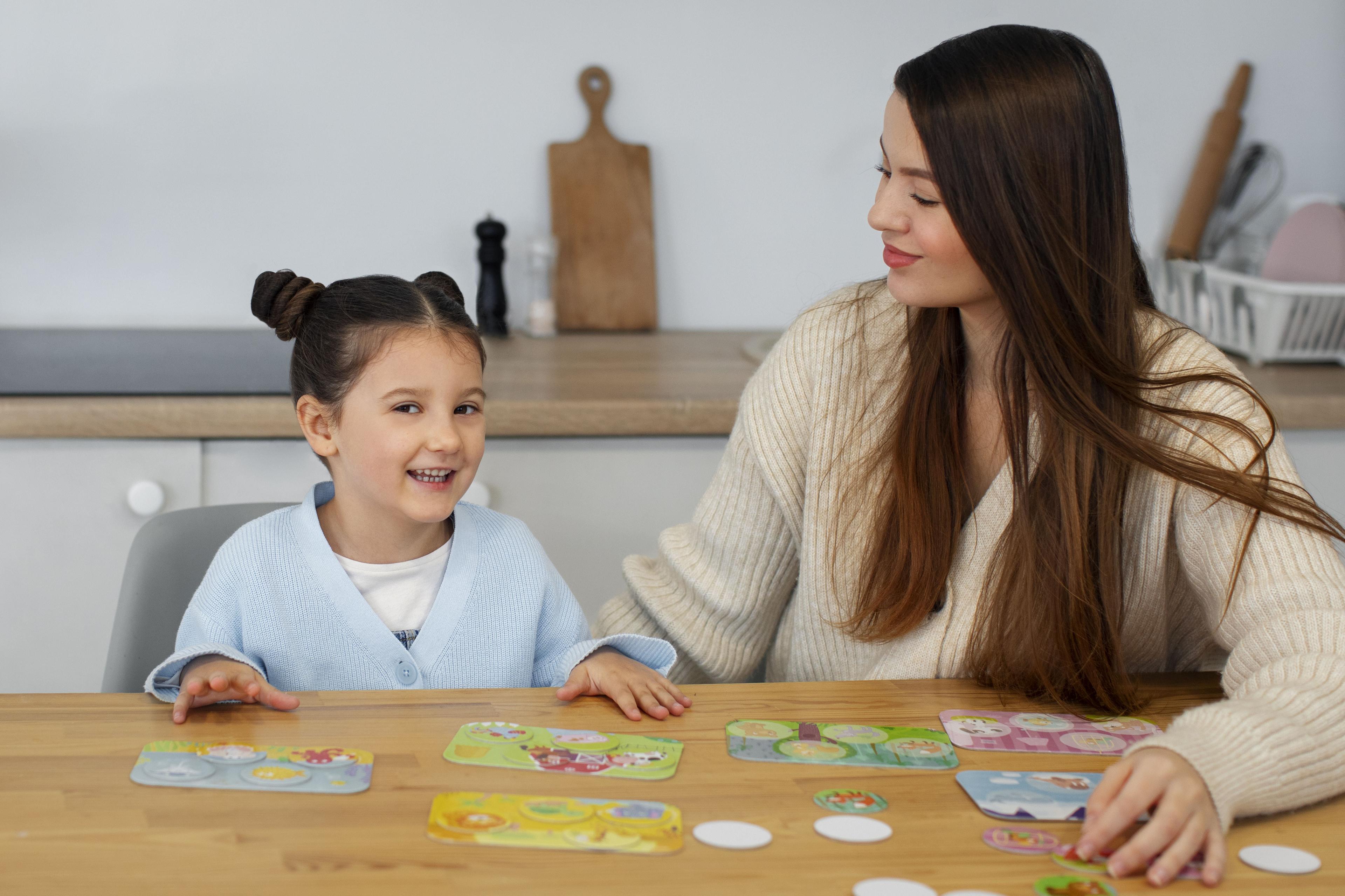 Дефектолог занимается обучением детей с недостатками в развитии